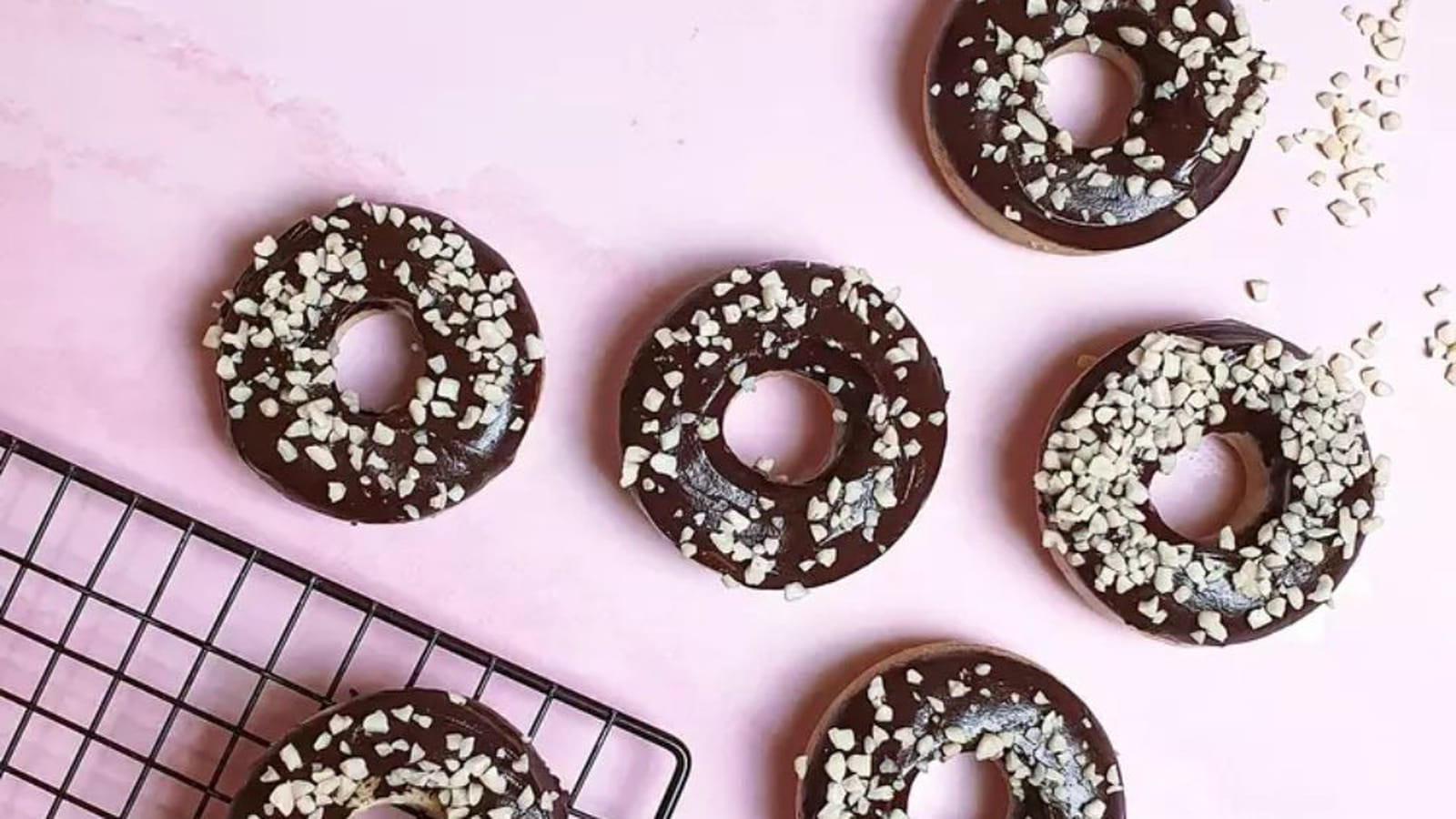 Donuts au glaçage chocolat et amandes concassées