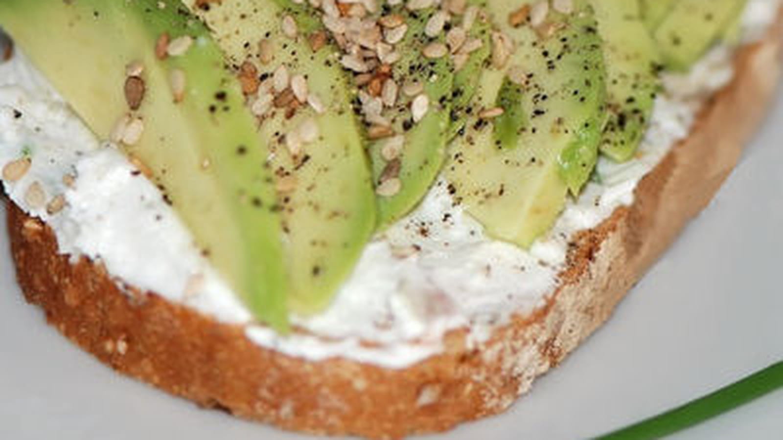Tartine à l'avocat et chèvre frais  