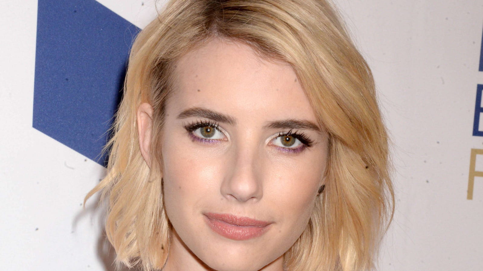 Emma Roberts, avec un carré