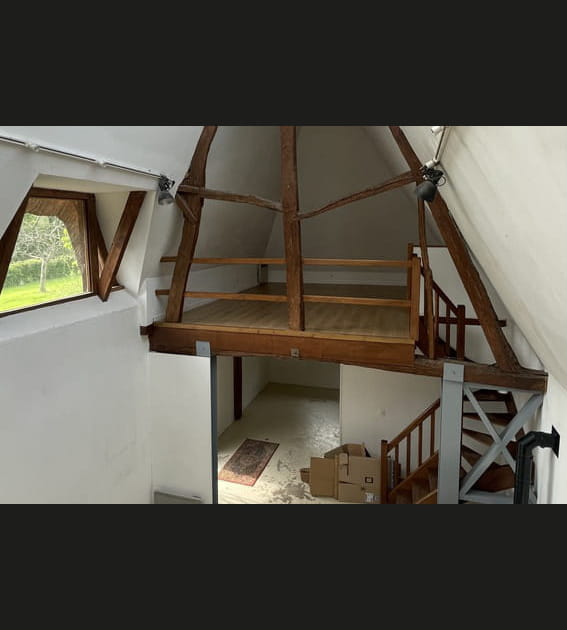 Avant&nbsp;: une pi&egrave;ce de vie abim&eacute;e