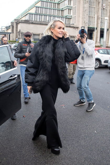 Læticia Hallyday en doudoune bi-matière noire et pantalon flare assorti