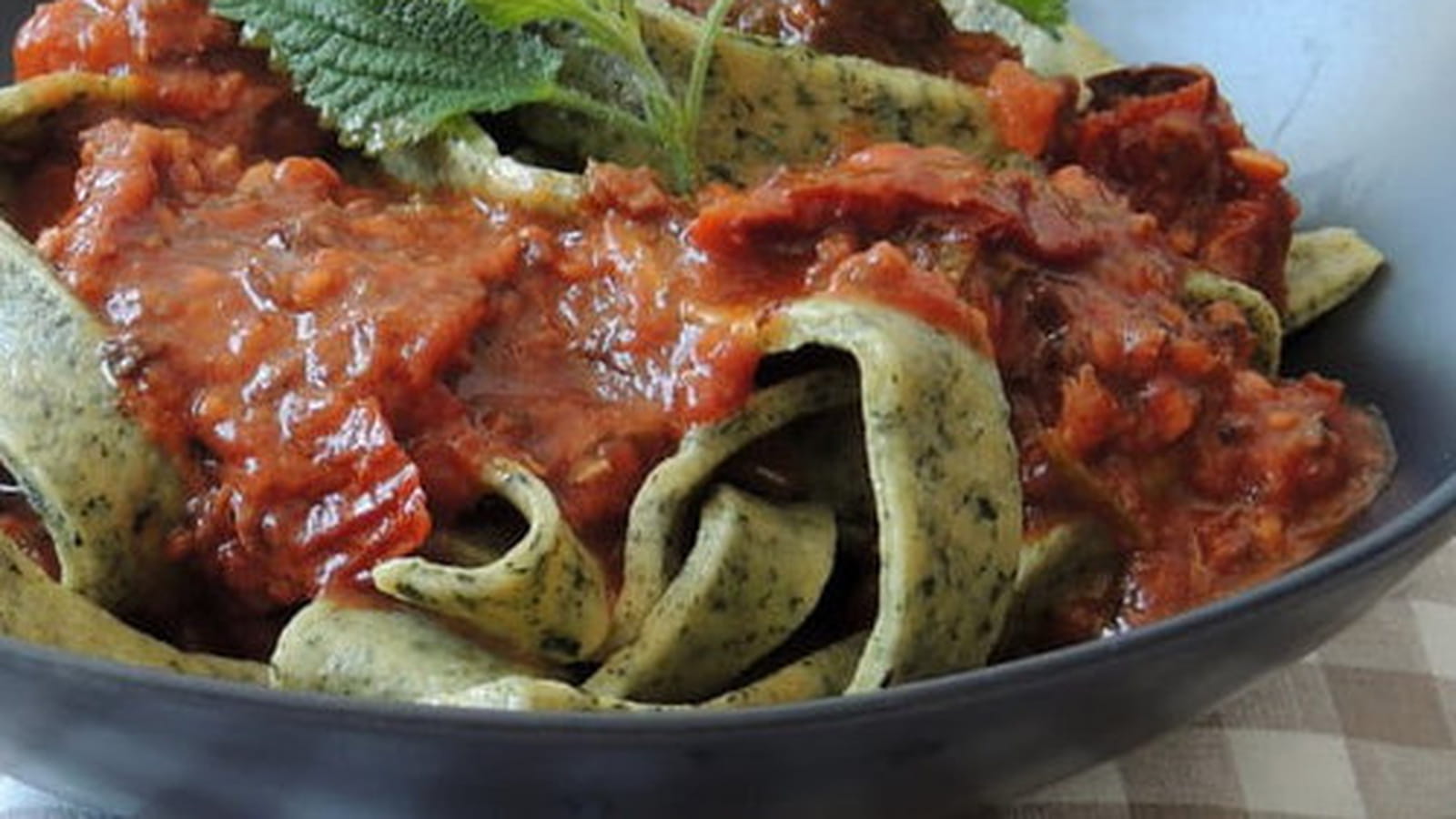 Pâtes fraîches aux orties sauce tomate à la sicilienne