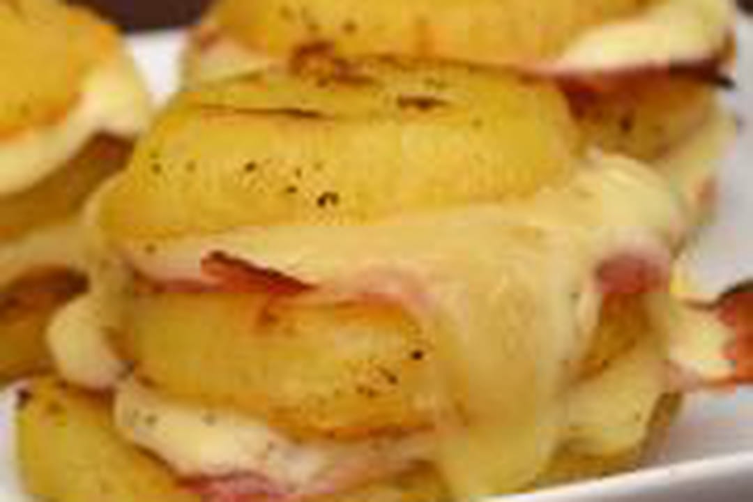 Pommes de terre au fromage à raclette et lard fumé