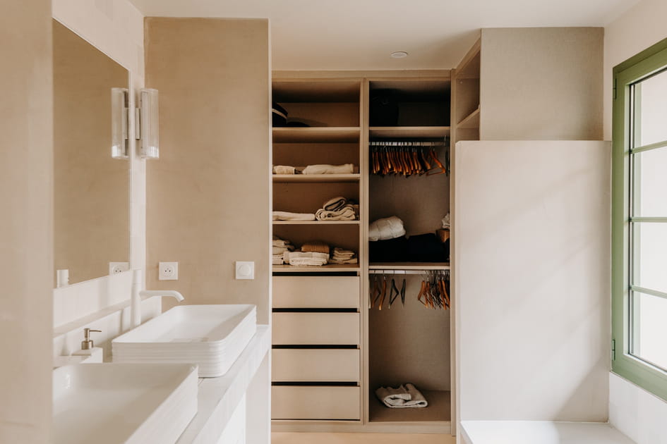 Apr&egrave;s&nbsp;: une salle de bains avec douche, baignoire et dressing