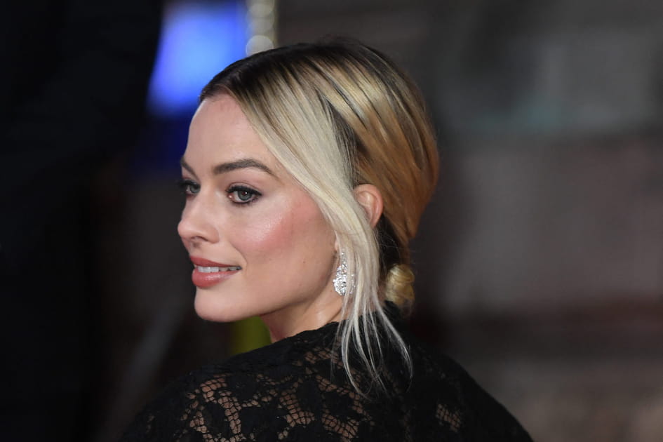 Le chignon bas avec m&egrave;ches l&acirc;ch&eacute;es de Margot Robbie