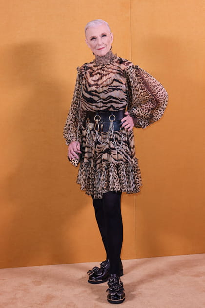 Maye Musk en robe l&eacute;opard transparente col montant et ceinture &agrave; cha&icirc;nes au d&eacute;fil&eacute; Roberto Cavalli