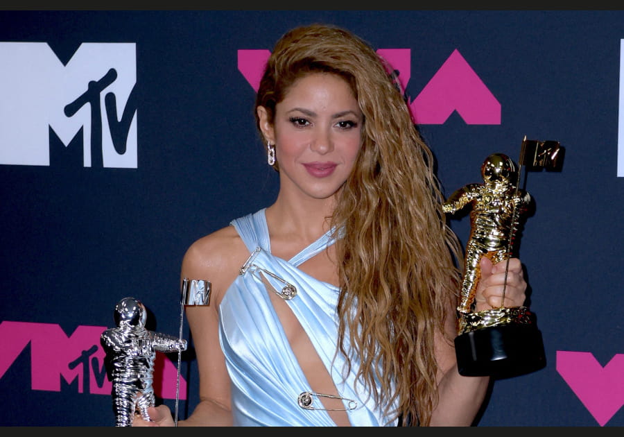Shakira, charismatique avec son side hair wavy