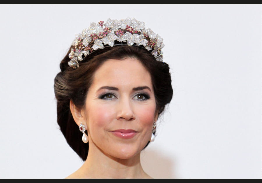 Mary de Danemark, irr&eacute;sistible avec son beauty look sophistiqu&eacute;