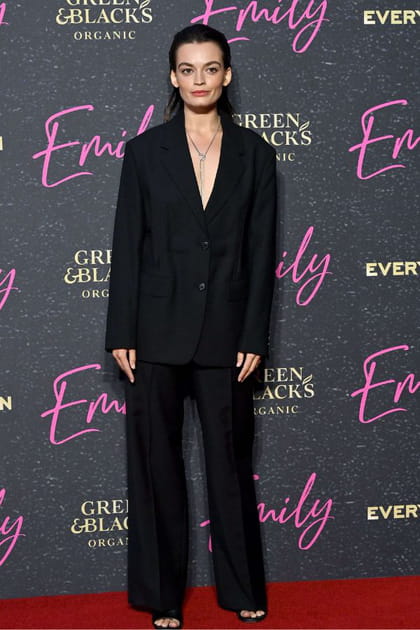 Emma Mackey en costume noir