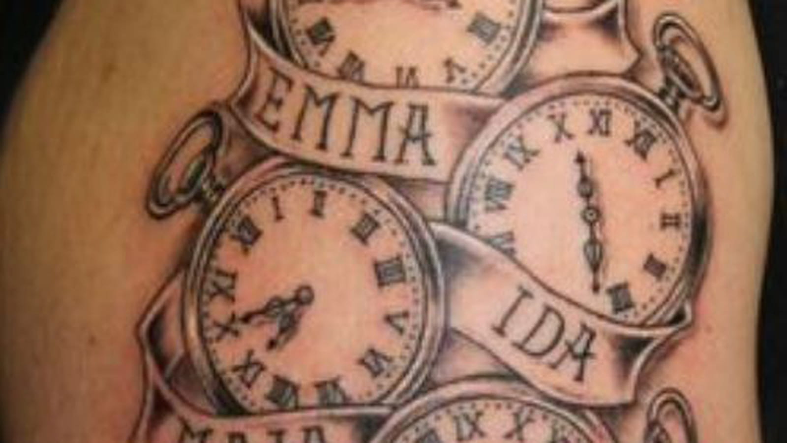 Horloges et prénoms sur le bras