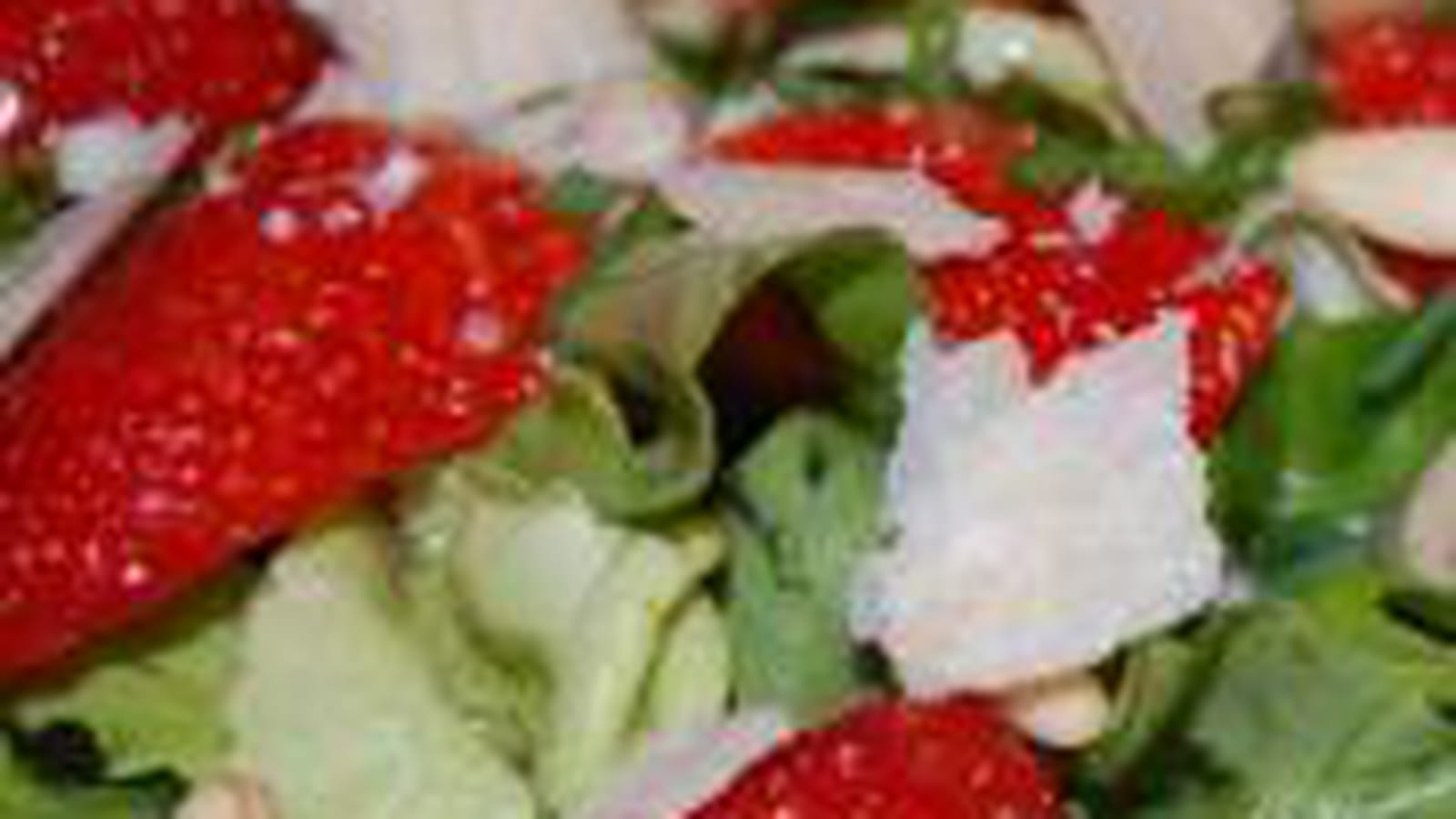 Salade verte aux fraises