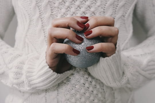 Voici la manucure qui fera fureur &agrave; No&euml;l - Et ce n'est pas du rouge&nbsp;!
