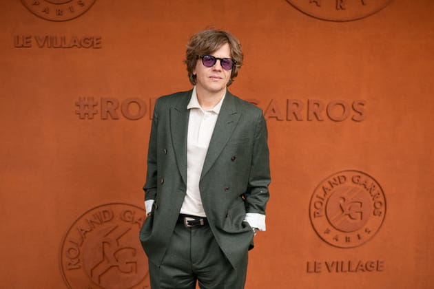 Alex Lutz tr&egrave;s chic &agrave; Roland-Garros