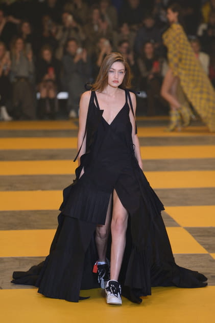 Gigi Hadid lors du d&eacute;fil&eacute; Off-White automne-hiver 2019-2020