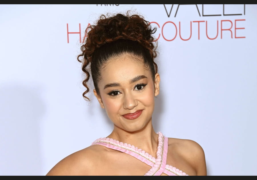 Le chignon boucl&eacute; de Lena Mahfouf