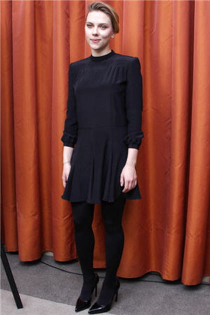 Scarlett Johansson en robe noire pliss&eacute;e