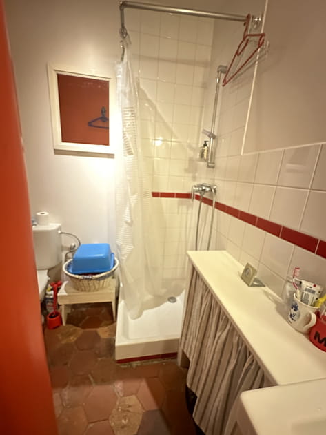 Avant&nbsp;: une douche mal isol&eacute;e du reste de la pi&egrave;ce d'eau