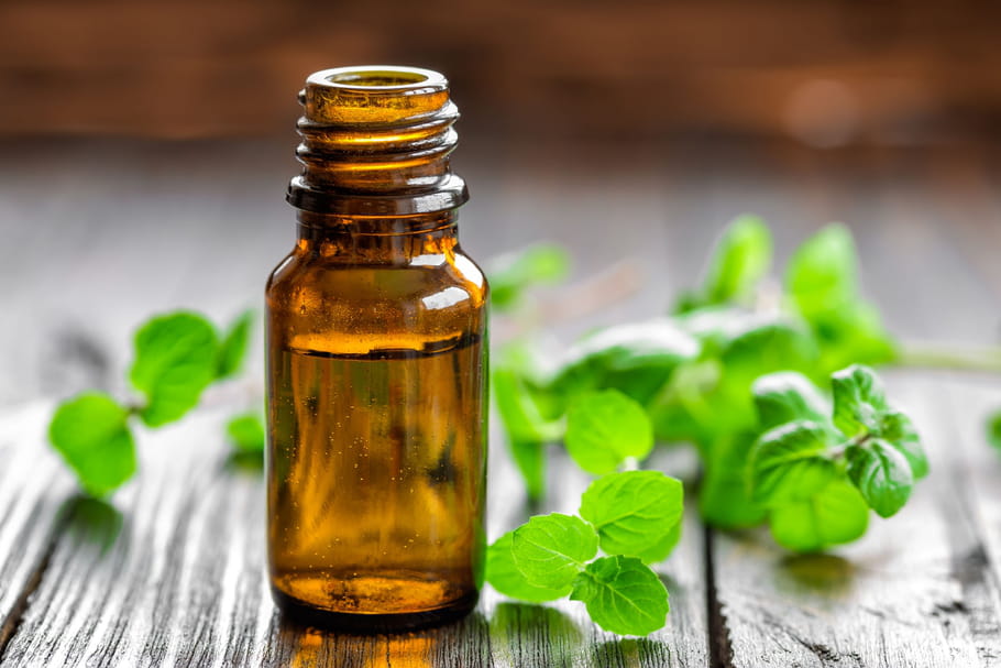 10 huiles essentielles efficaces contre les maux de l'hiver
