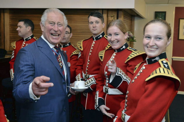 Le prince Charles prend le thé partout