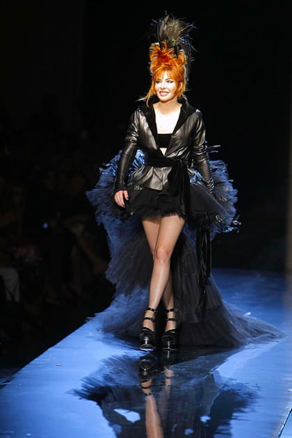 Mylène Farmer en minijupe déstructurée