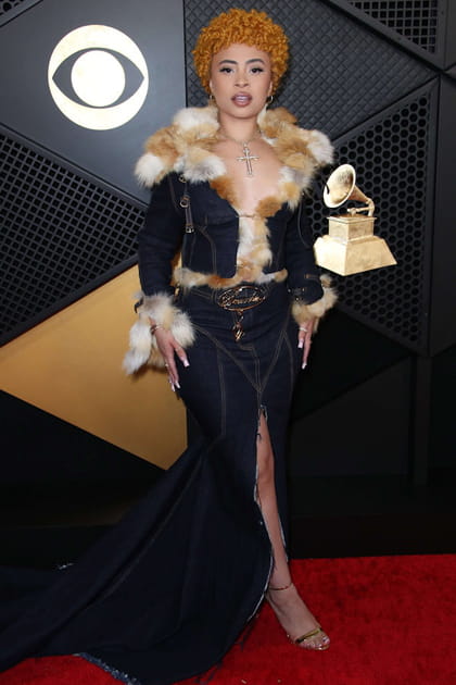 Ice Spice en chemise en jean et jupe fendue Baby Phat