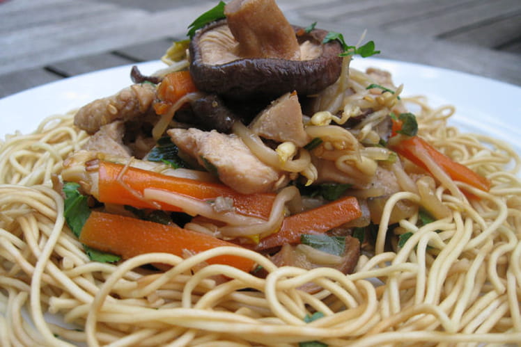 Poêlée chinoise au poulet, légumes et soja-image