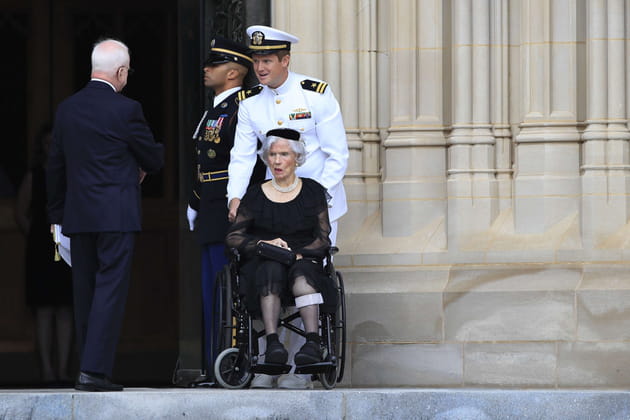 Roberta McCain enterre son fils John