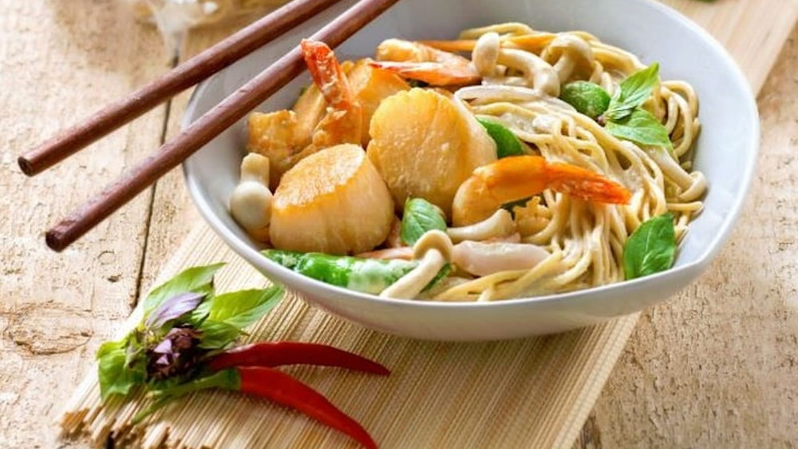 Nouilles sautées aux crevettes et Saint-Jacques, curry et lait de coco