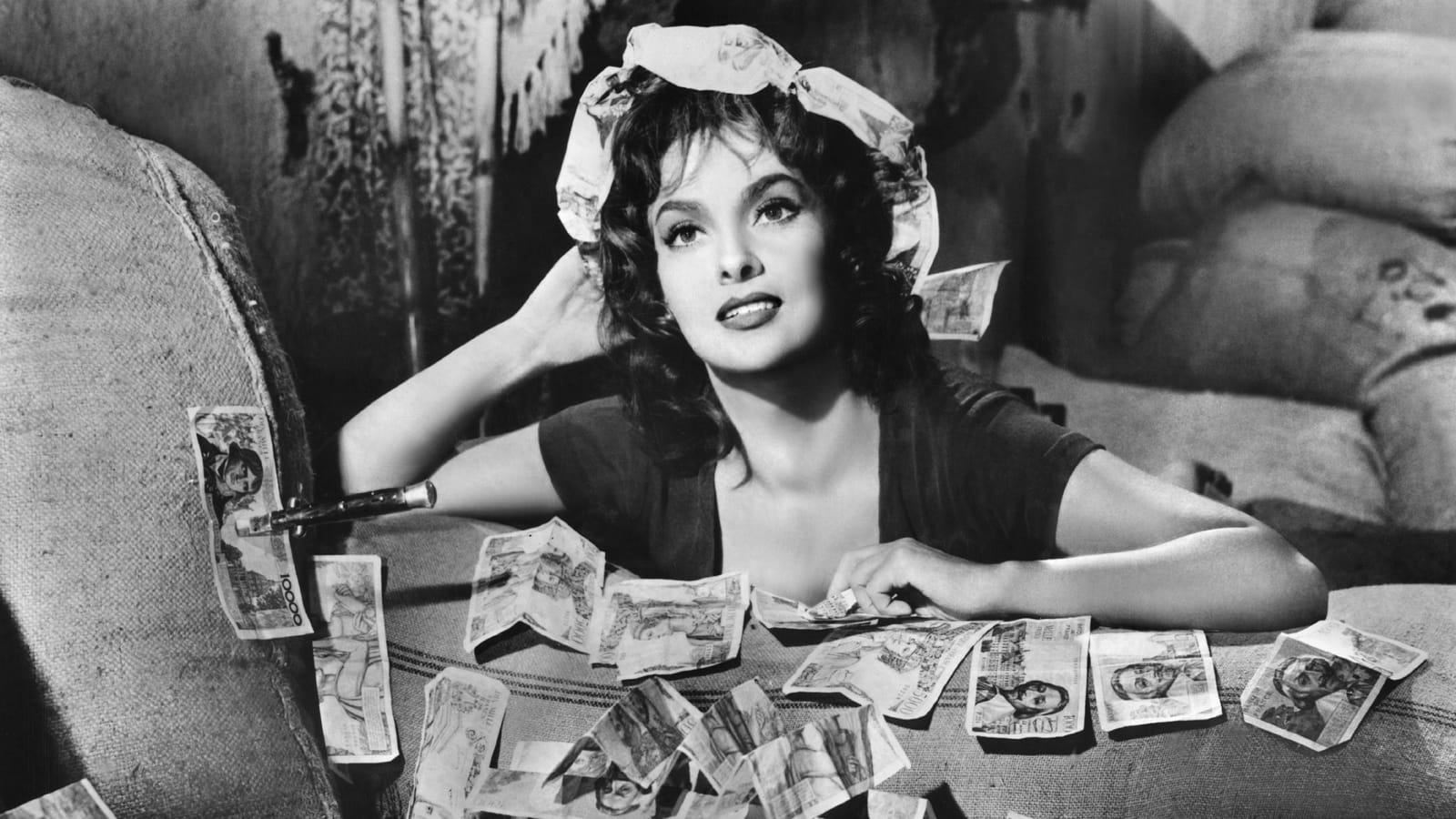 Face à une pile de billets dans le film "La Loi" 