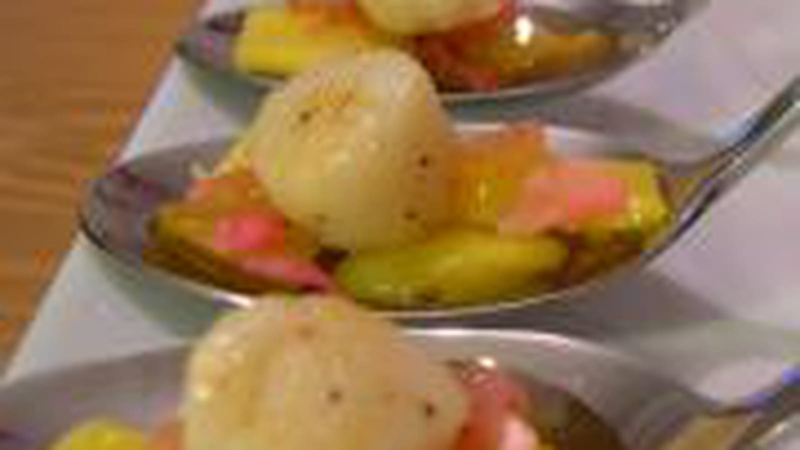 Noix de pétoncle à la mangue, gingembre et rose