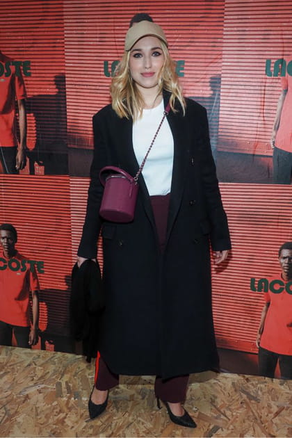 Chloé Jouannet en long manteau noir et casquette