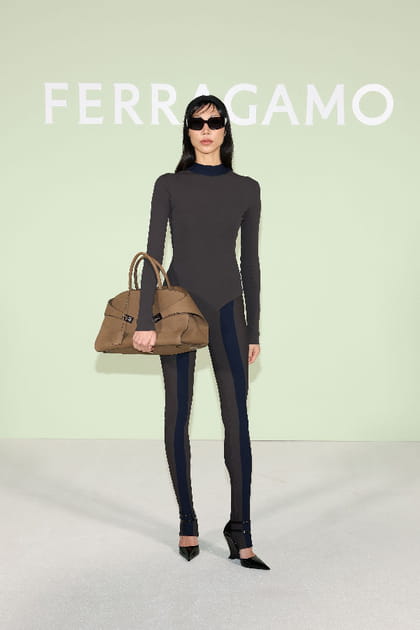 Soo Joo Park en combinaison marron et noir au défilé Ferragamo printemps-été 2024