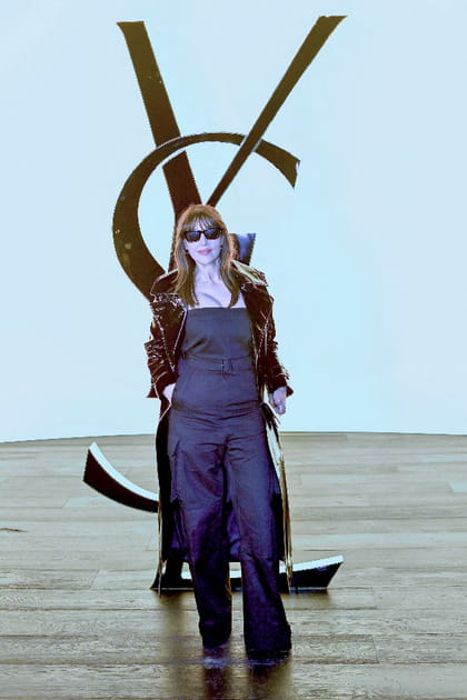 Monica Bellucci en top bustier et pantalon fluide noir