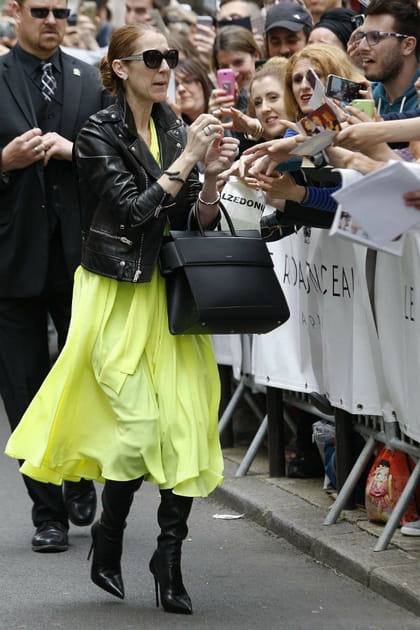 Céline Dion en robe jaune fluo et blouson de motard noir en cuir