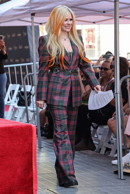 Avril Lavigne en tailleur à rayures