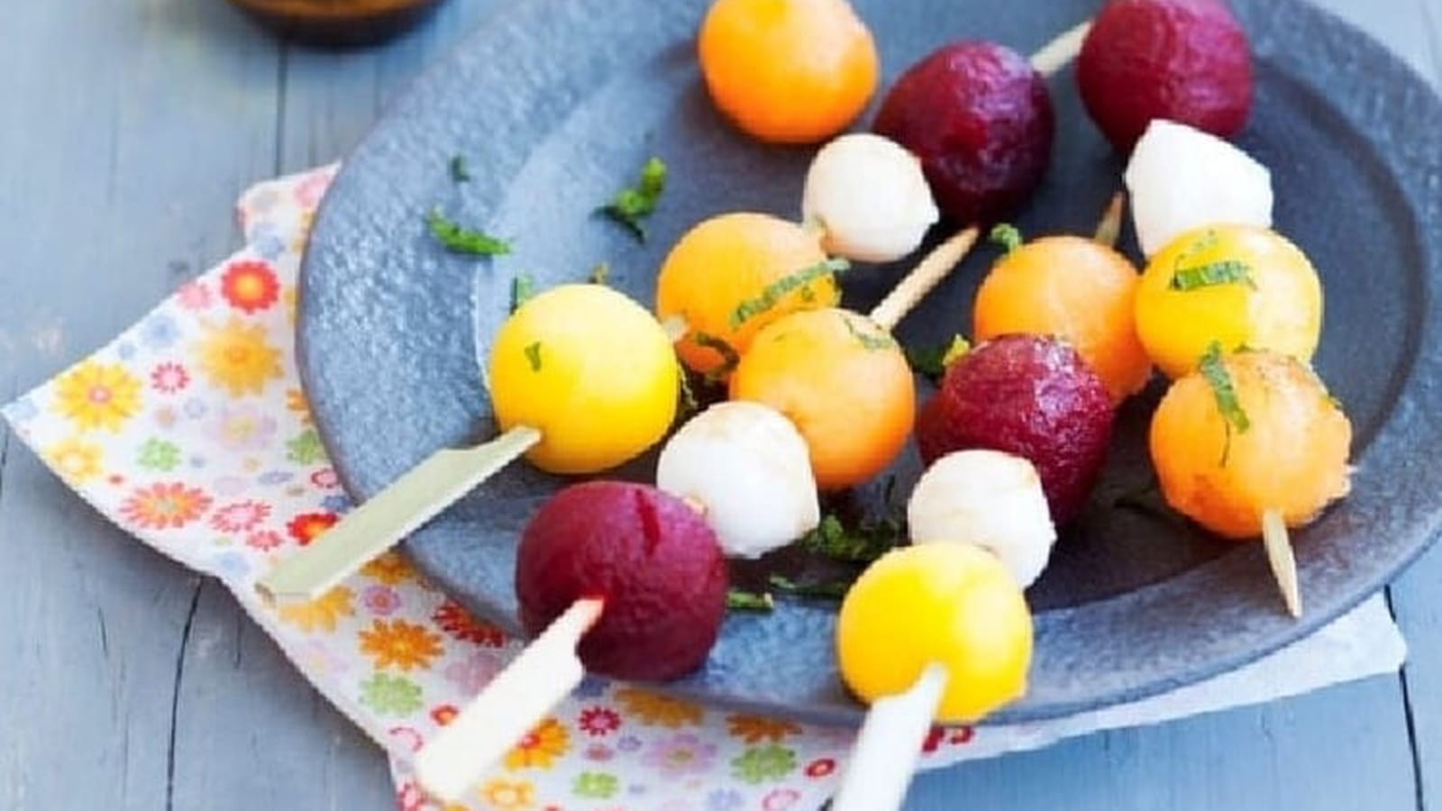 Brochettes de melon, mozzarella et betterave
