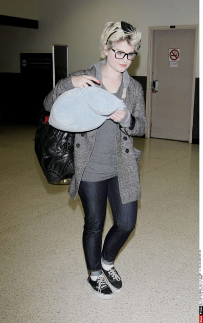 Kelly Osbourne et son oreiller : la base pour un vol agréable