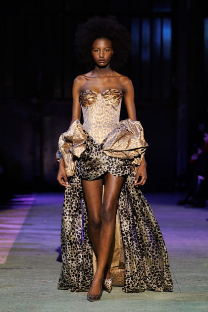 Robe bustier &agrave; imprim&eacute; l&eacute;opard&nbsp;aper&ccedil;ue sur le d&eacute;fil&eacute; RVDK Ronald van der Kemp