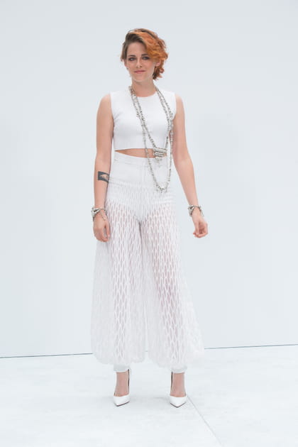 Kristen Stewart en top court blanc et pantalon évasé assorti Chanel