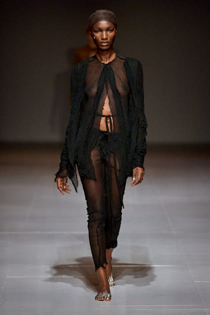 Pantalon transparent et gilet noir&nbsp;aper&ccedil;us sur le d&eacute;fil&eacute; Paolo Carzana