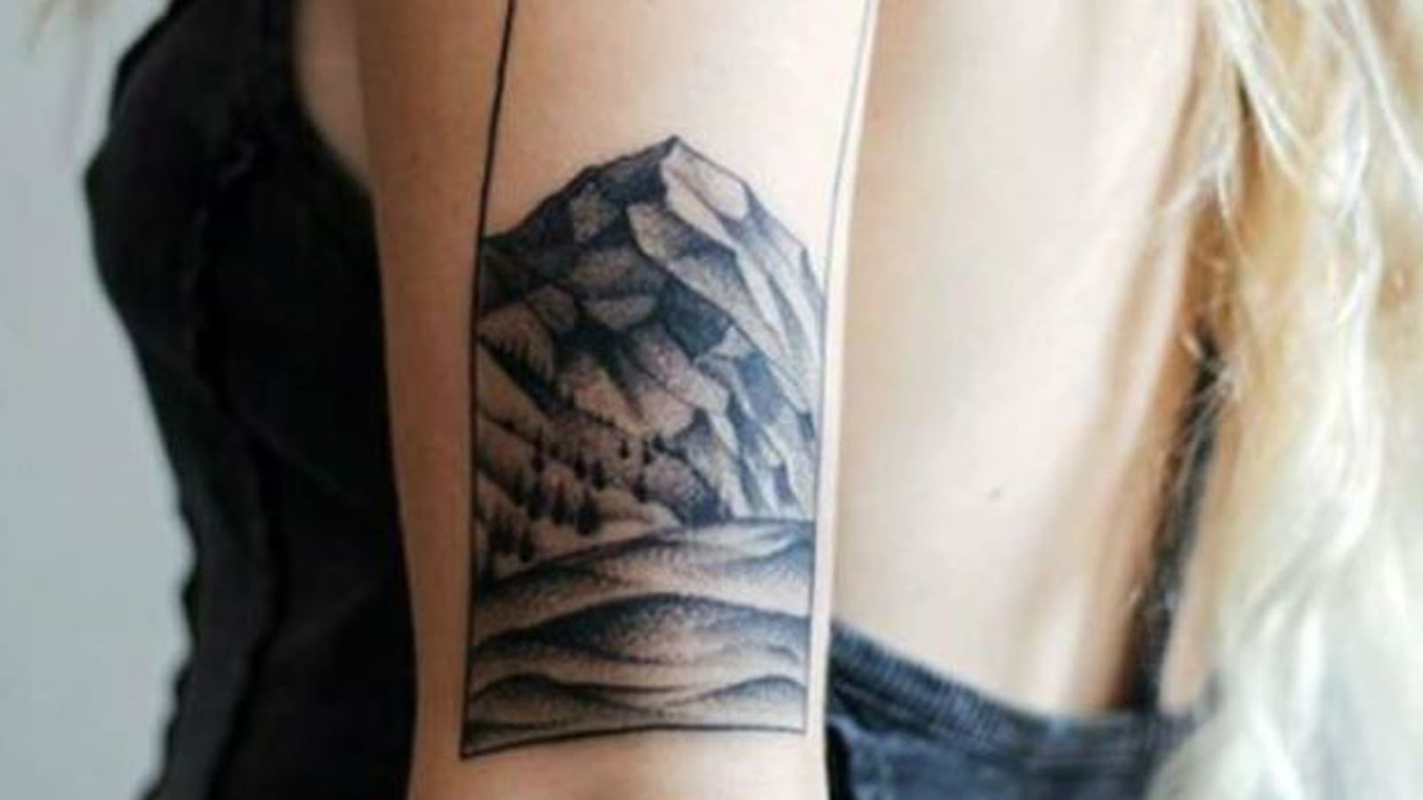 Rectangle et montagne sur le bras