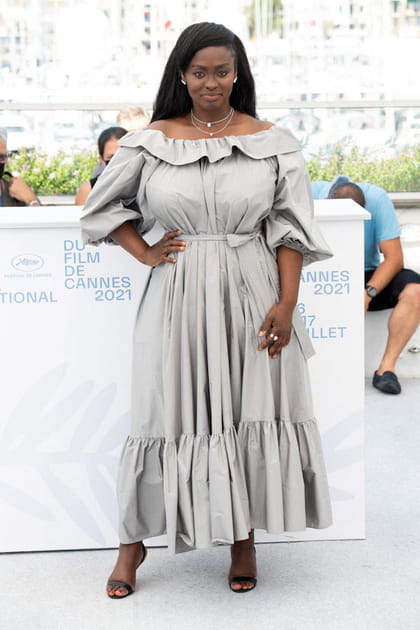 Aïssa Maïga en robe grise