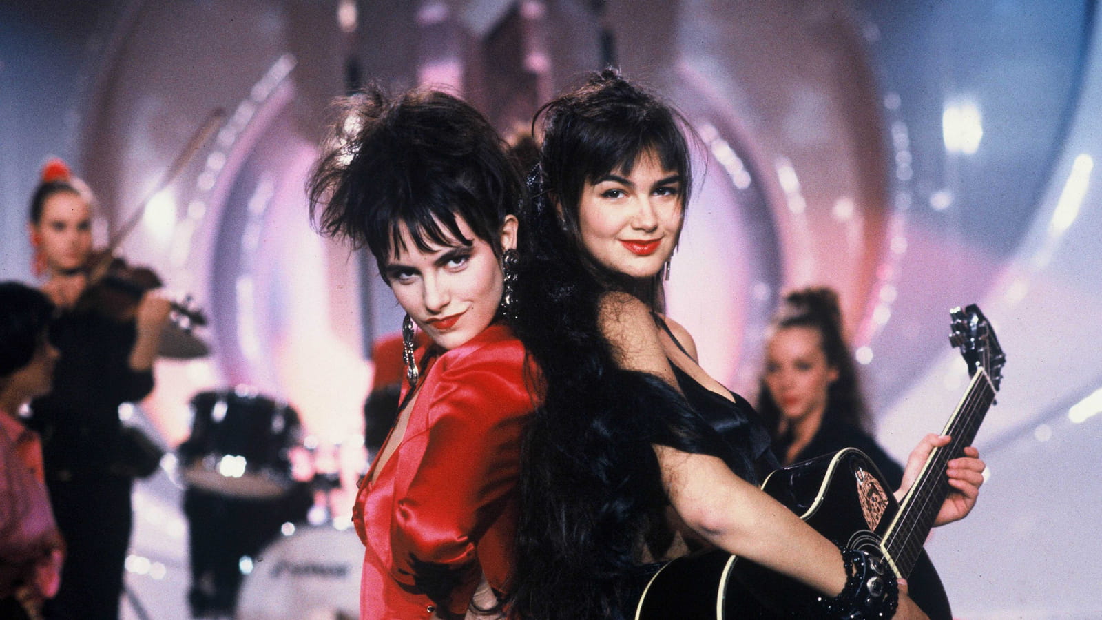 Avec sa sœur Helena Noguerra dans l'émission "Champs Elysées", en 1986