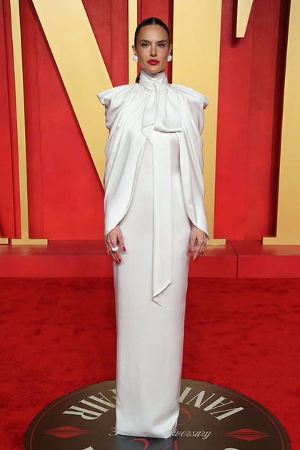 Alessandra Ambr&oacute;sio en robe blanche &agrave; lavalli&egrave;re Alexandre Vauthier