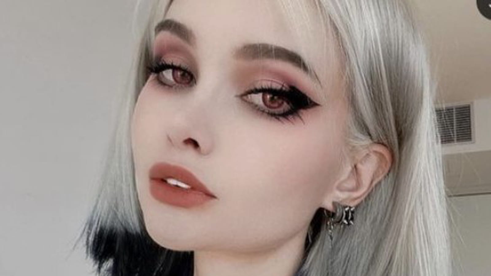Maquillage gothique avec eyeliner graphique