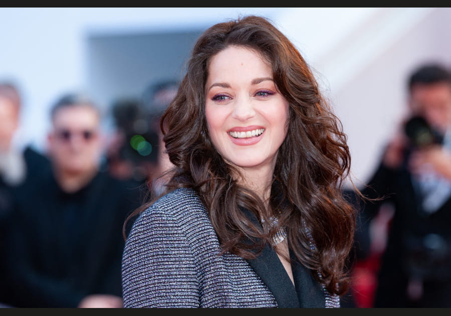 Marion Cotillard, resplendissante avec son brushing volumineux