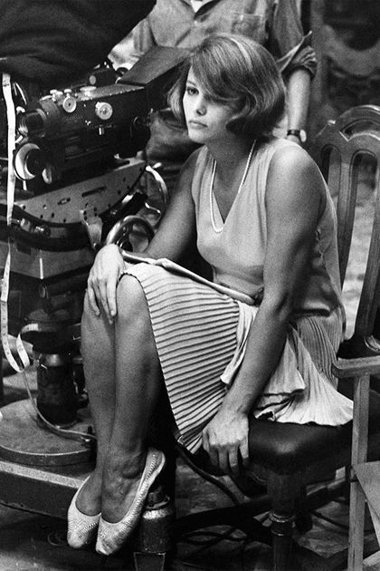 Claudia Cardinale en jupe pliss&eacute;e