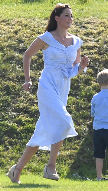 Kate Middleton&nbsp;en robe ray&eacute;e Zara