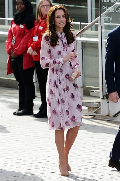 Kate Middleton&nbsp;en robe pliss&eacute;e rose &agrave; col lavalli&egrave;re