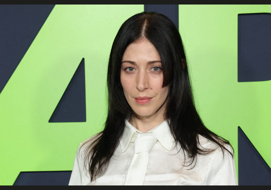 Flop&nbsp;: la frange rideau trop droite de Caroline Polachek